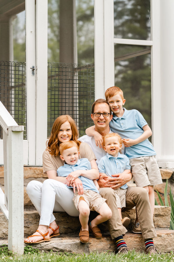 Signal Mountain photographer Kelley Hoagland takes family photo at McCoy Farms Chattanooga photo location. Family posing sitting.