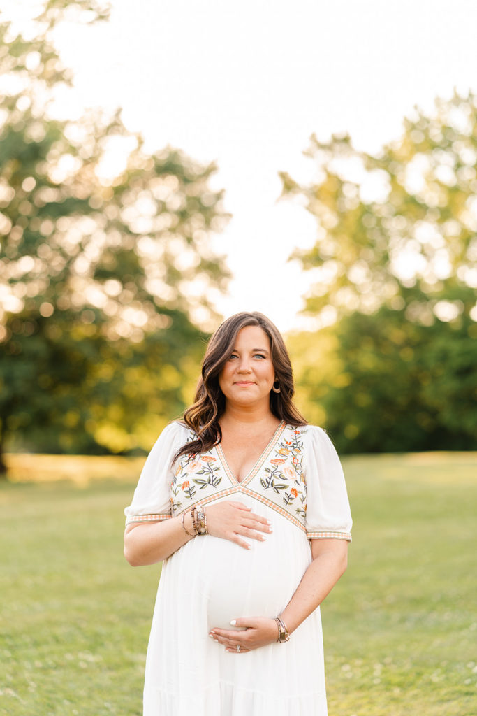 Chattanooga maternity photographer, Chattanooga photo spot Greenway Farms, maternity posng