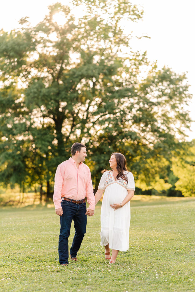 Top 15 Chattanooga Photo locations, Chattanooga maternity photographer, Chattanooga photo spot Greenway Farms, couple posing walking