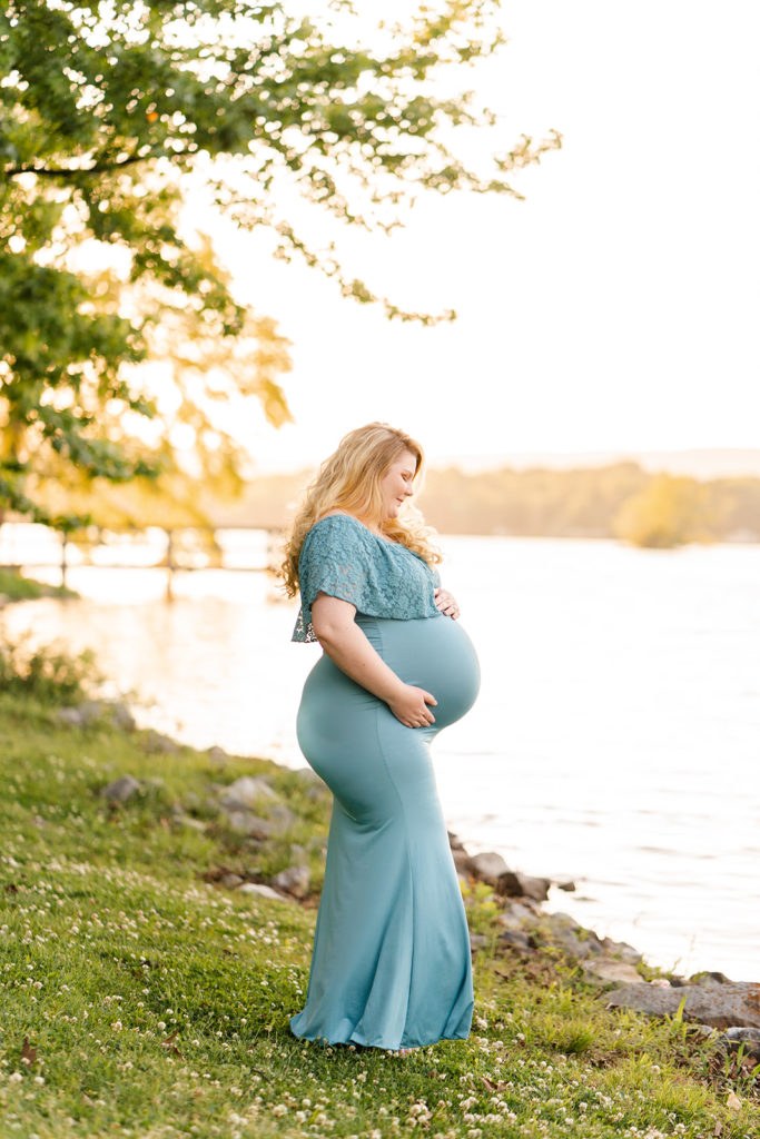 Chattanooga Maternity Photos - mother to Be -Chester Frost Park Photo Session- Pregnant mother posing by lake