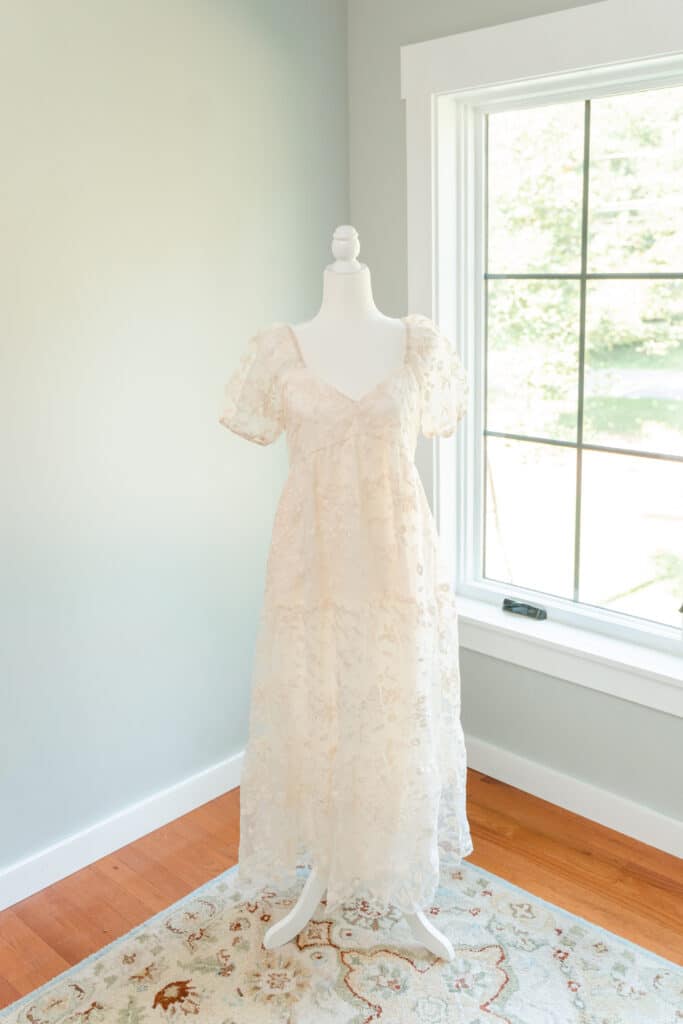Short sleeve cream dress with lace details