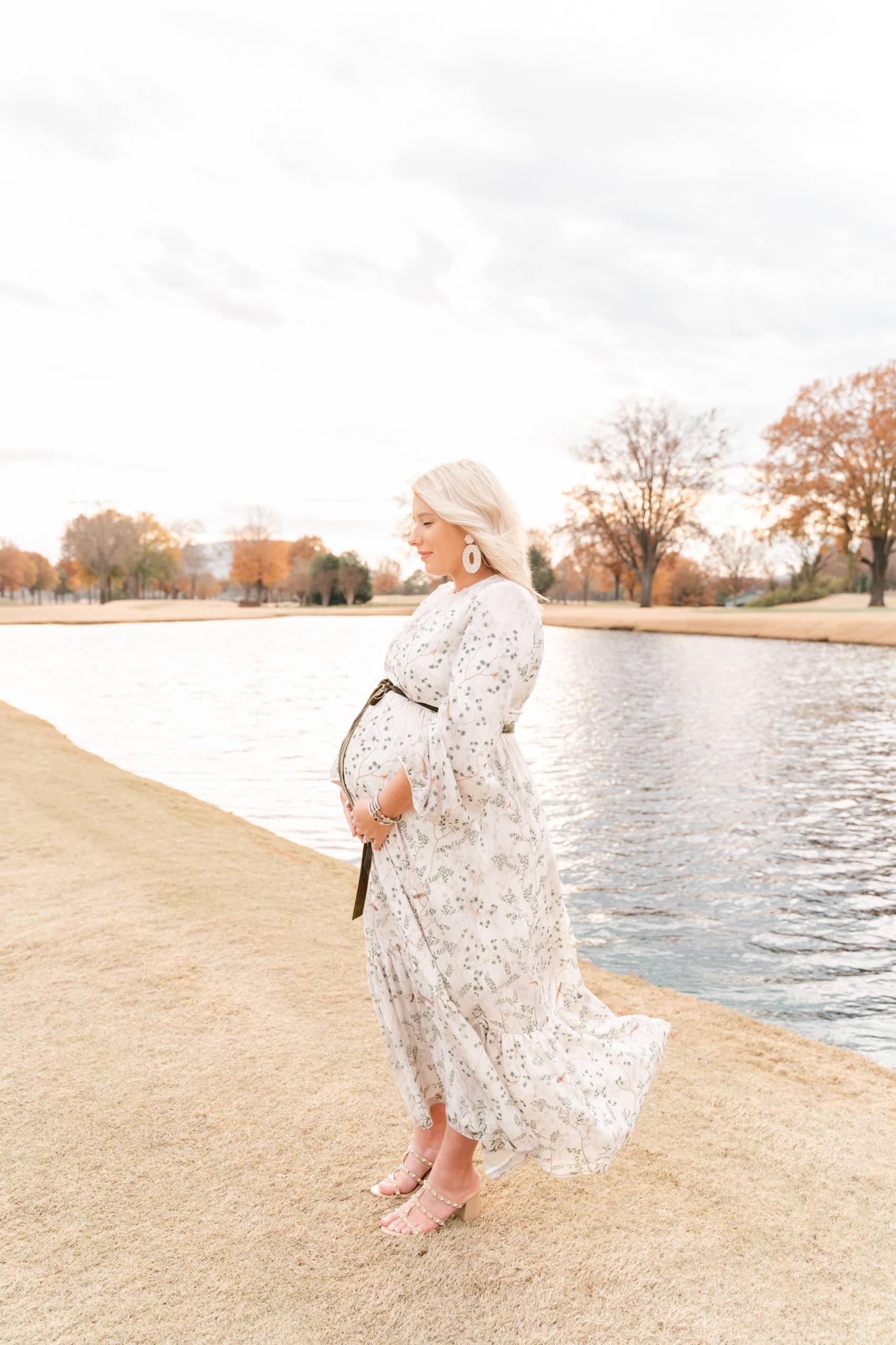 Maternity session on golf course in Chattanooga TN by Tennessee River. When to schedule maternity photos?