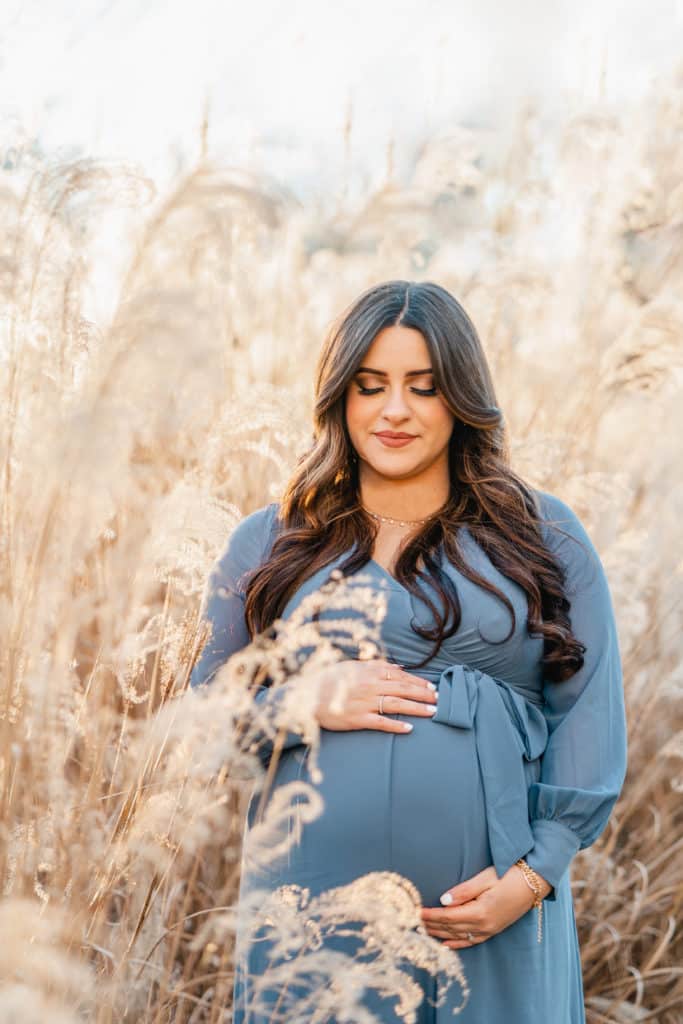 Photography Chattanooga winter maternity session in tall grass